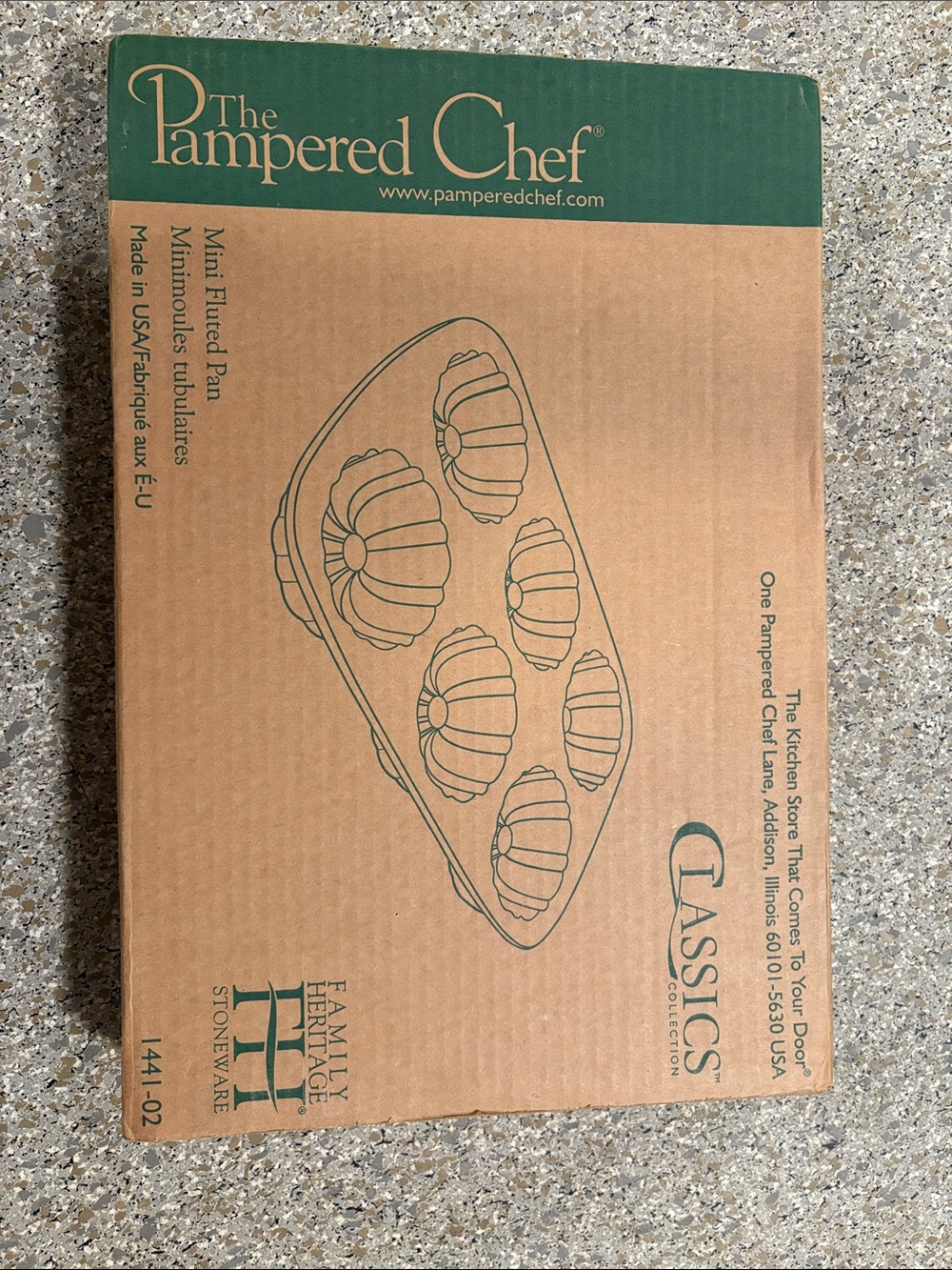 The Pampered Chef • Classics Collection • Mini Fluted Stoneware Pan